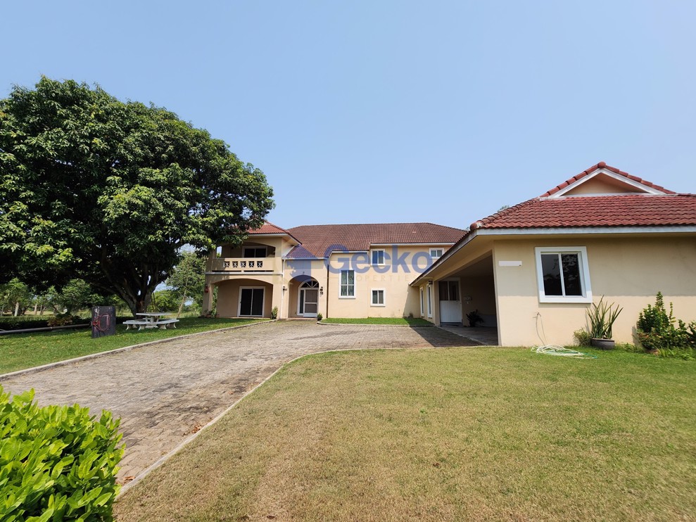 6 Bedrooms House in Burapha Golf club  Siracha H004614 (Photo 1)