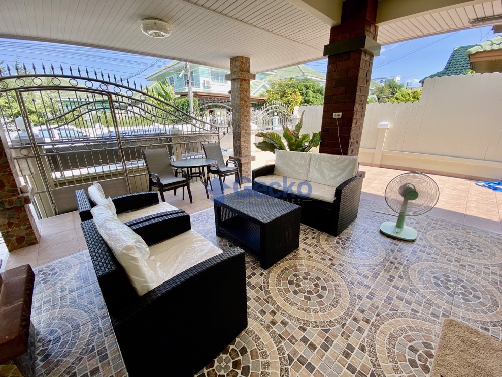 4 Bedrooms House in Baan Chalita  Na Kluea H011594 (Photo 1)