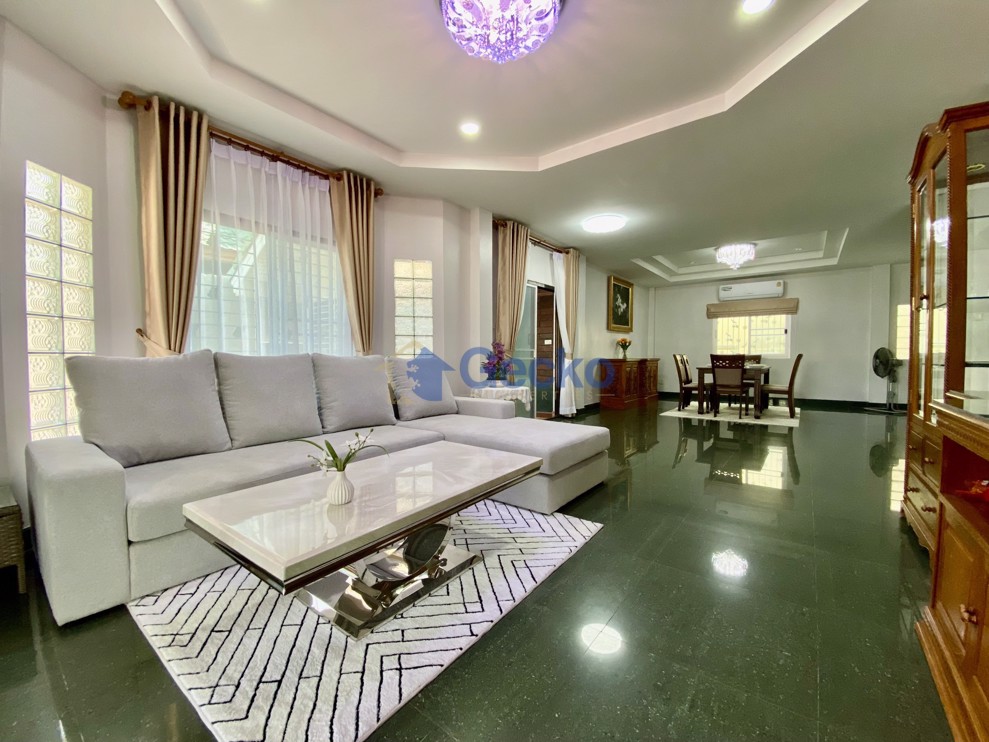 4 Bedrooms House in Baan Chalita  Na Kluea H011594 (Photo 4)