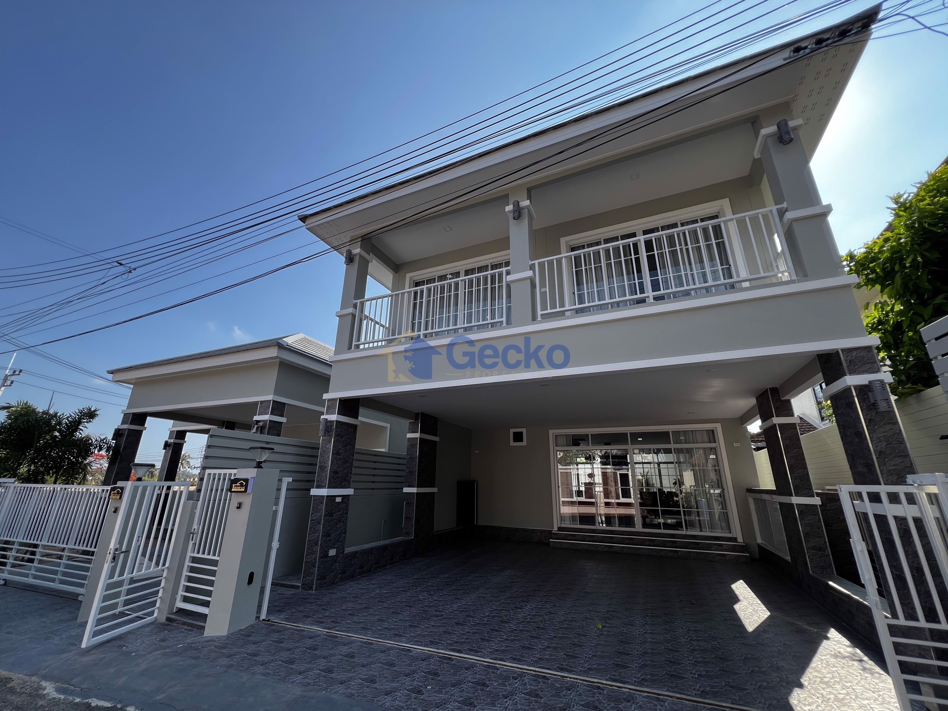 3 Bedrooms House in Lakeside Court  East Pattaya H011293