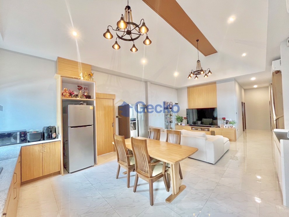 3 Bedrooms House  East Pattaya H011605 (Photo 1)