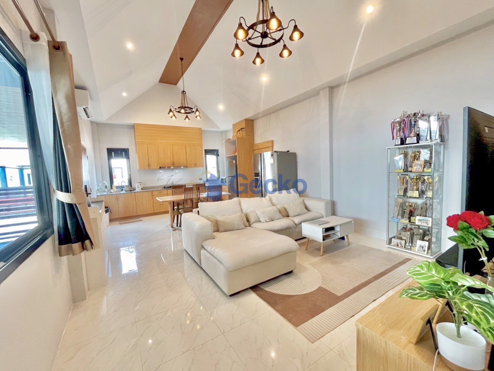 3 Bedrooms House  East Pattaya H011605 (Photo 2)