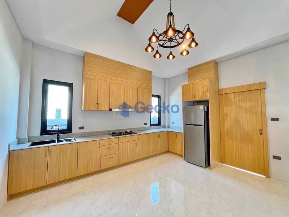 3 Bedrooms House  East Pattaya H011605 (Photo 3)