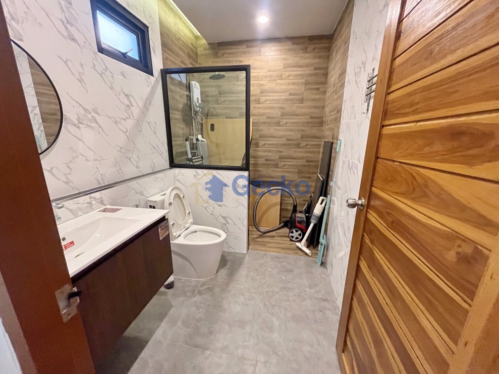3 Bedrooms House  East Pattaya H011605 (Photo 4)