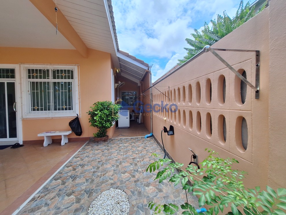 3 Bedrooms House in Chokchai Village 8  East Pattaya H011650 (Photo 2)