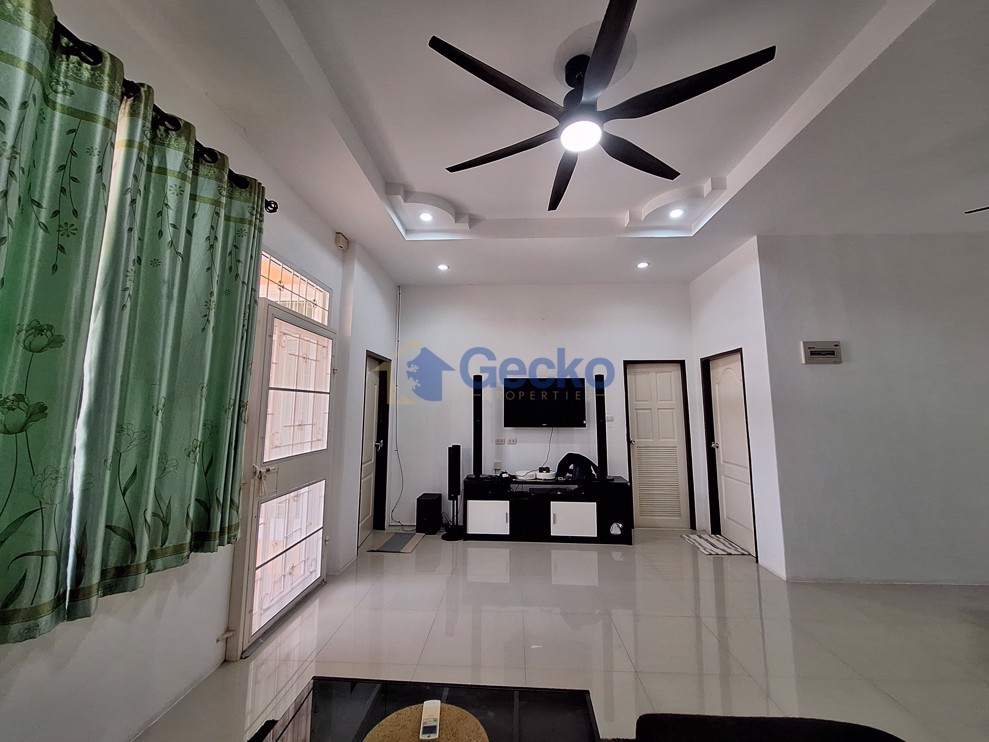 3 Bedrooms House in Chokchai Village 8  East Pattaya H011650 (Photo 4)