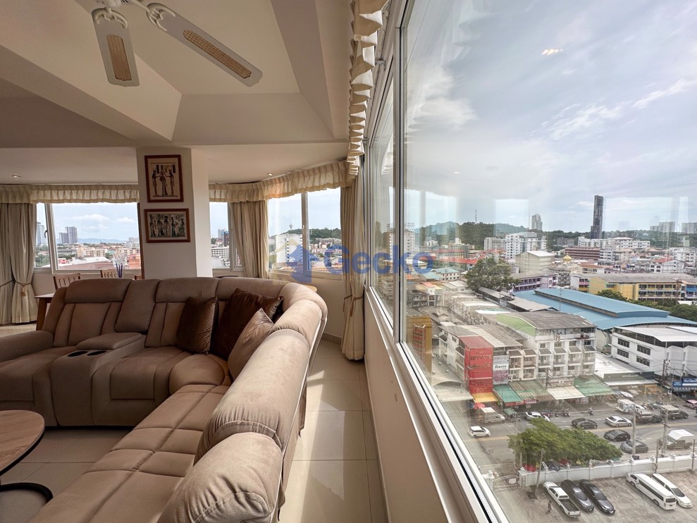 2 Bedrooms Condo in Center Condotel South Pattaya C011706 (Photo 2)