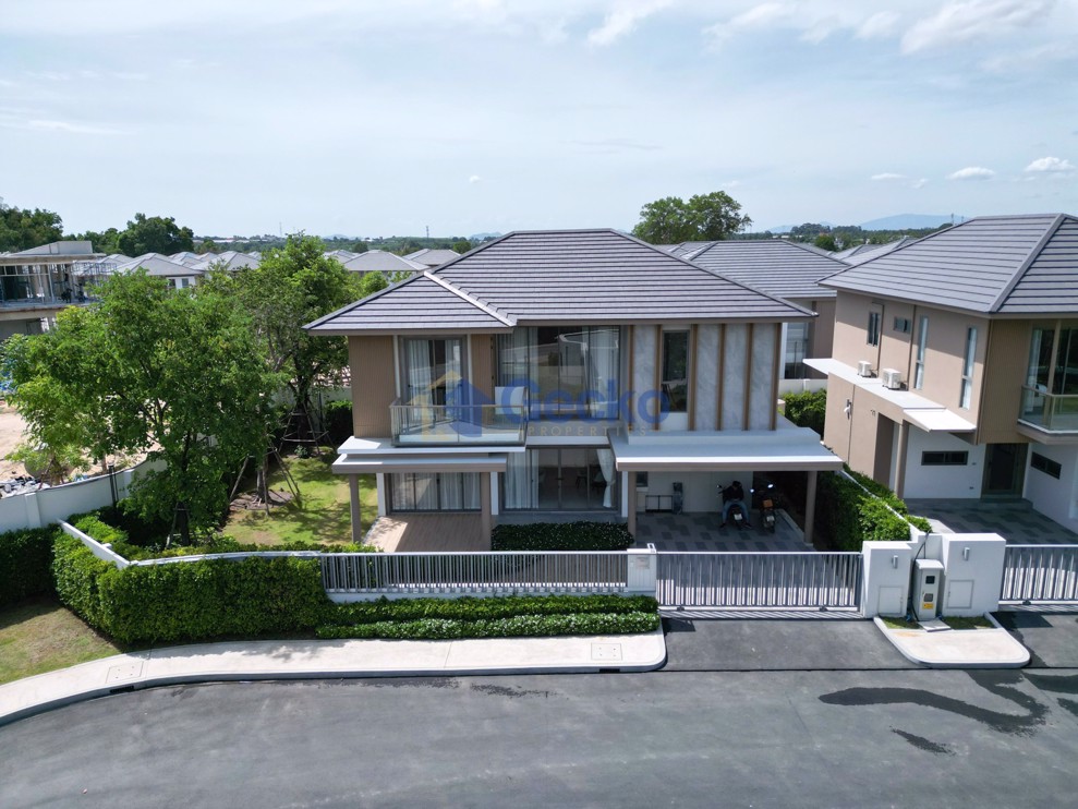 4 Bedrooms House  East Pattaya H011710 (Cover Photo)