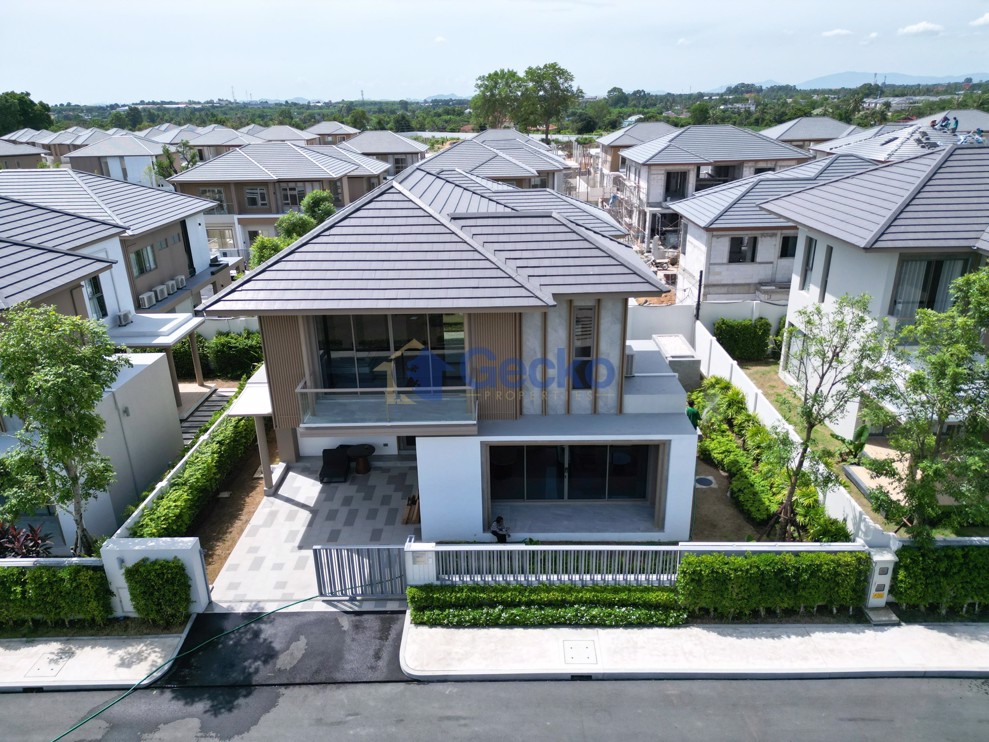 4 Bedrooms House  East Pattaya H011712 (Photo 1)
