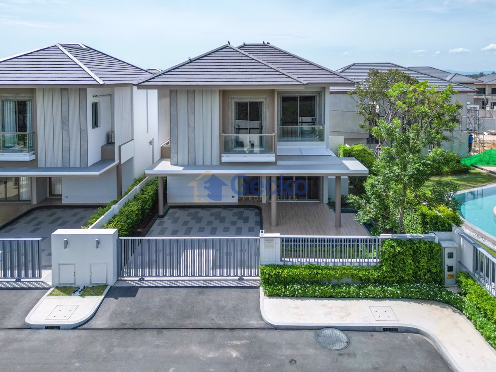 3 Bedrooms House  East Pattaya H011714 (Cover Photo)