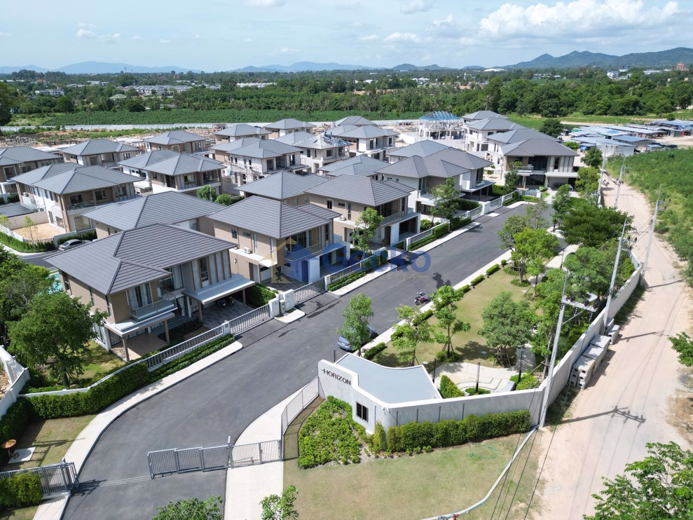 3 Bedrooms House  East Pattaya H011714 (Photo 1)
