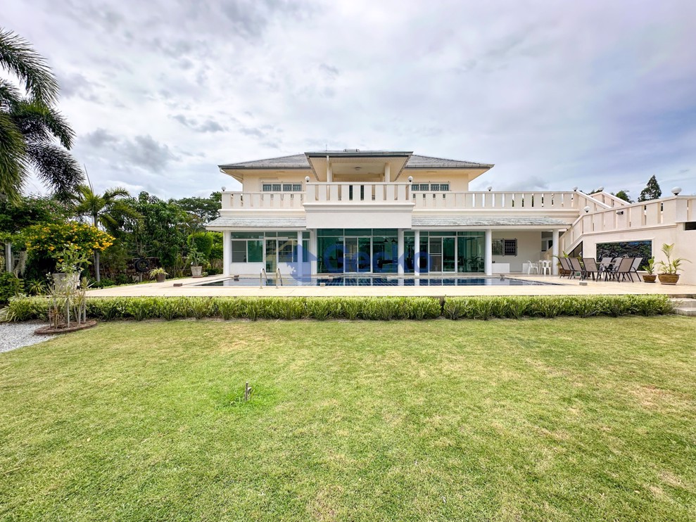 5 Bedrooms House  East Pattaya H011729 (Cover Photo)