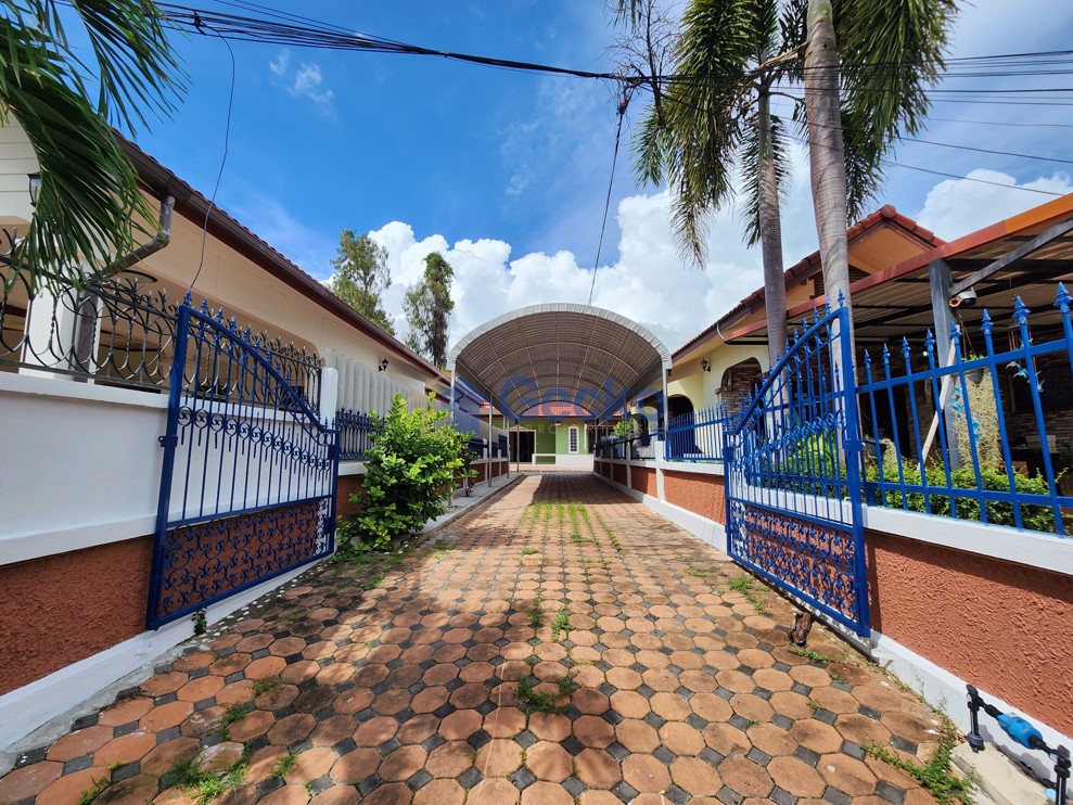 3 Bedrooms House in Jomtien Garden Village  East Pattaya H001931 (Photo 2)