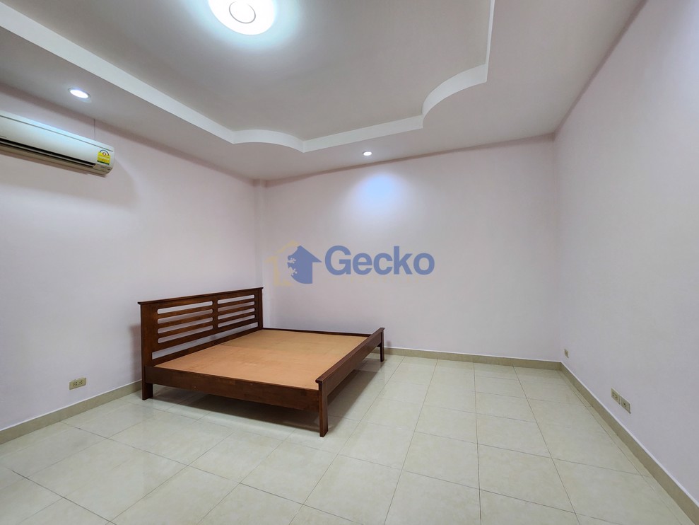 3 Bedrooms House in Jomtien Garden Village  East Pattaya H001931 (Photo 4)
