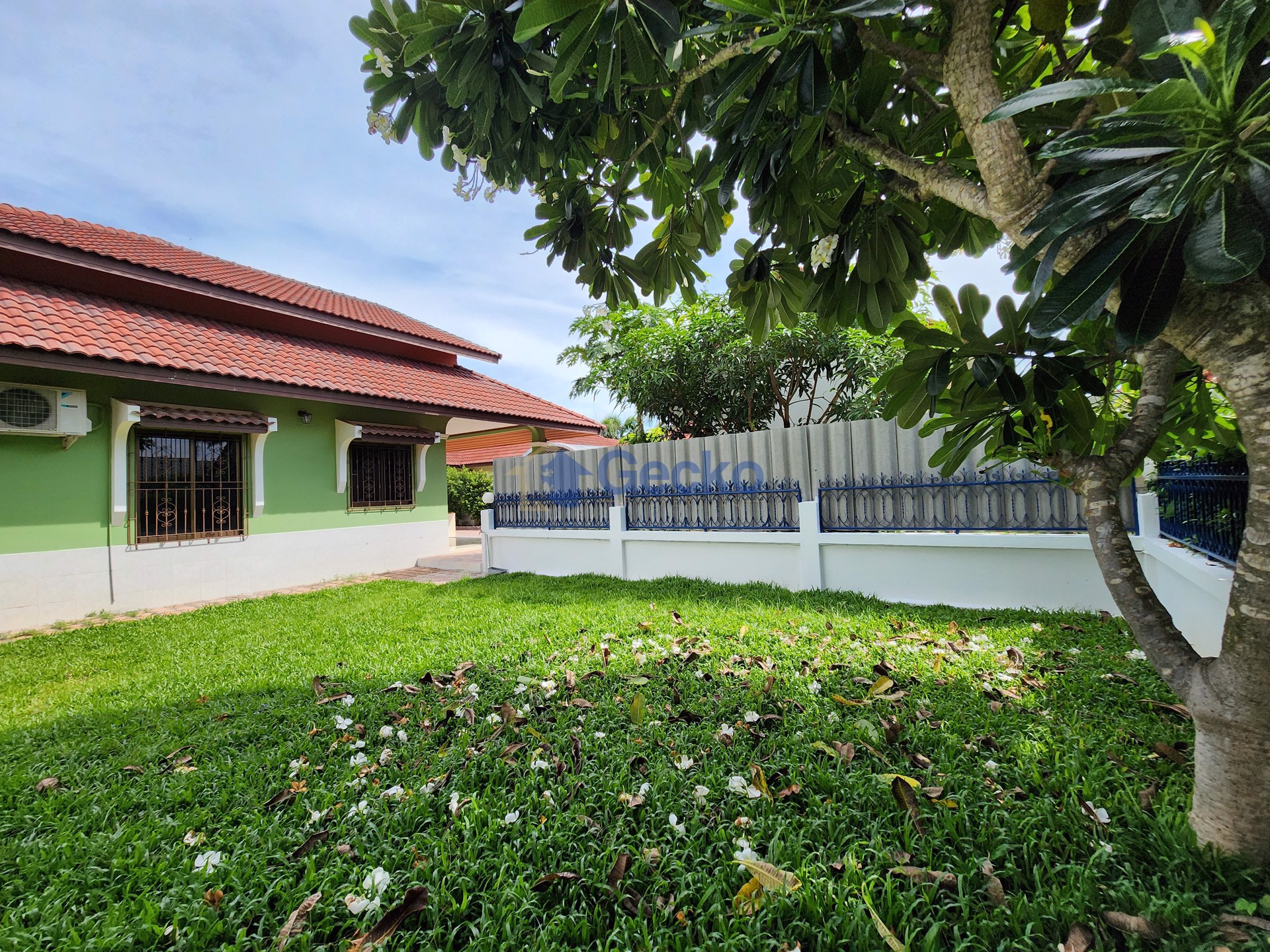 3 Bedrooms House in Jomtien Garden Village  East Pattaya H001931