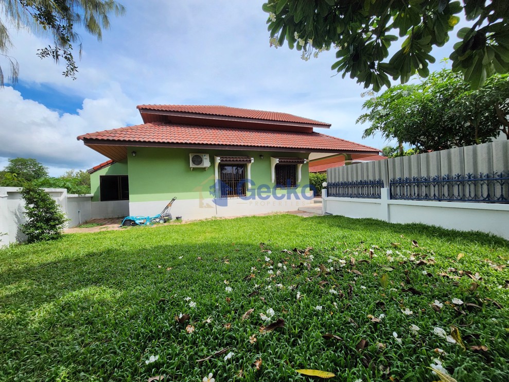 3 Bedrooms House in Jomtien Garden Village  East Pattaya H001931 (Photo 1)