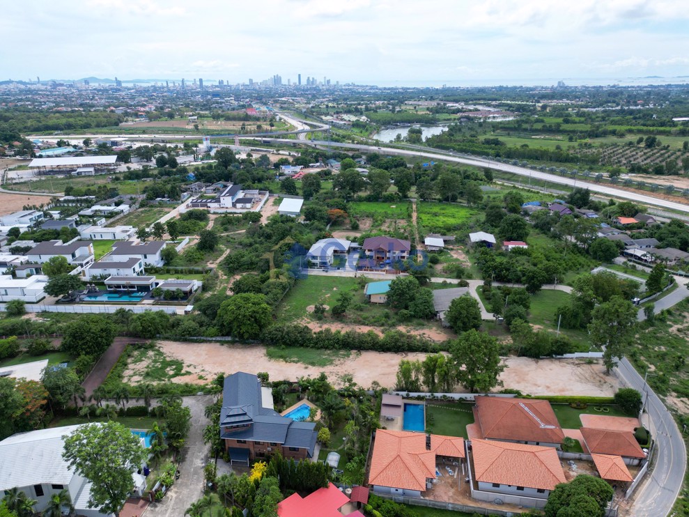 ที่ดิน available in พัทยาตะวันออก L011744 (Cover Photo)