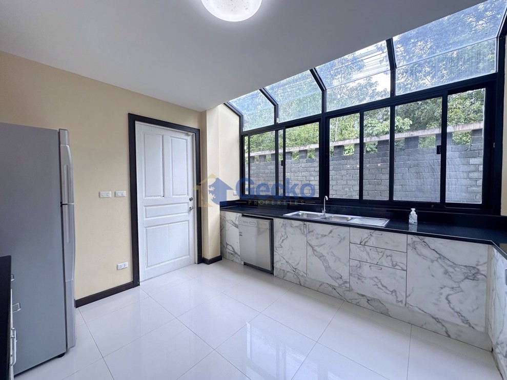 3 Bedrooms House in Horseshoe Point, The Village  East Pattaya H011753 (Photo 4)