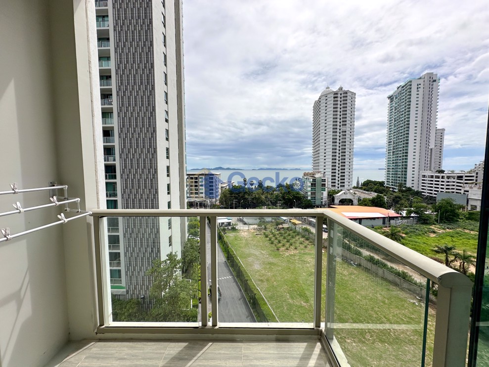 Studio Condo in The Riviera Wong Amat Beach Wongamat C011760 (Photo 2)