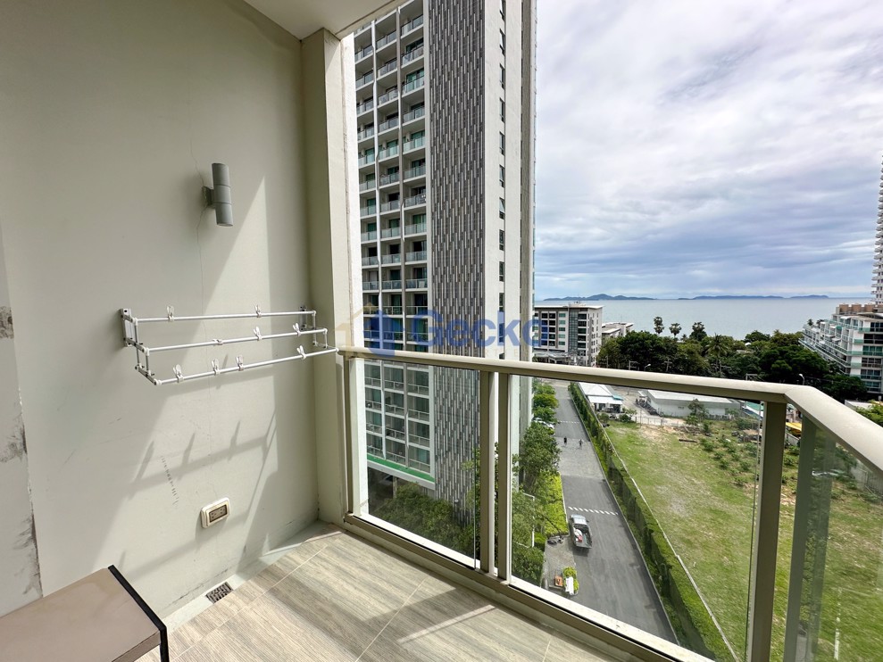 Studio Condo in The Riviera Wong Amat Beach Wongamat C011760 (Photo 3)