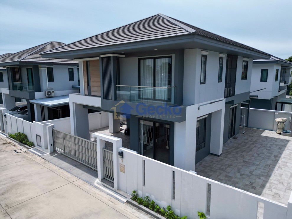 3 Bedrooms House in Patta Ville  East Pattaya H011810 (Photo 1)