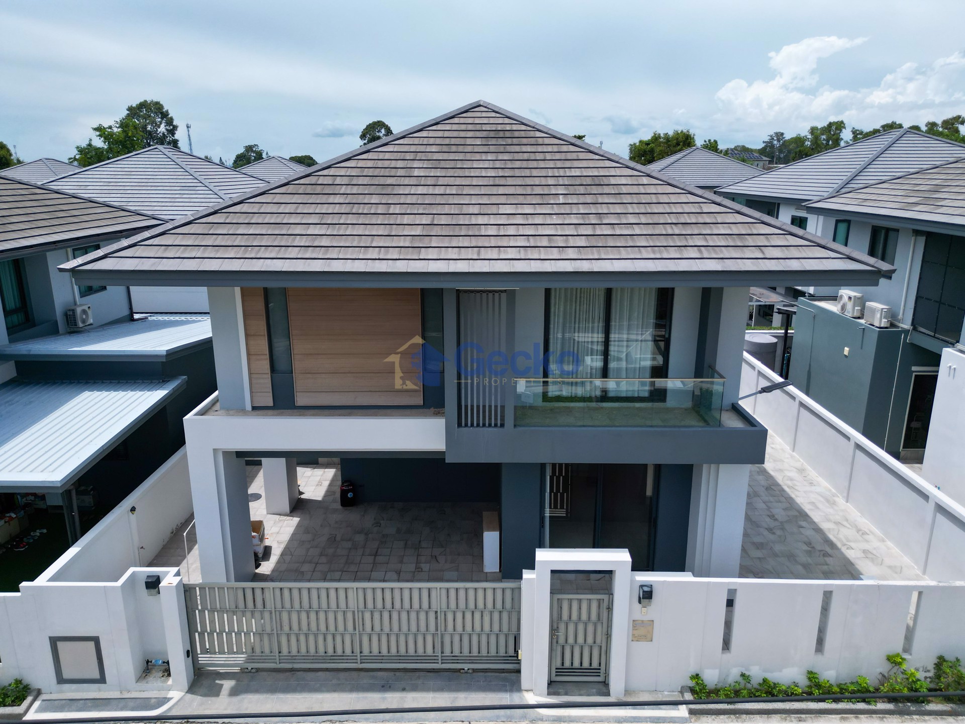 3 Bedrooms House in Patta Ville  East Pattaya H011810