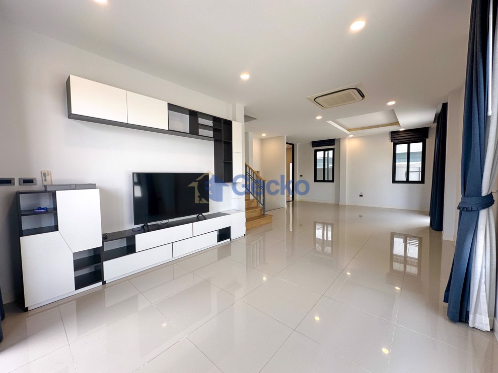 3 Bedrooms House in Patta Ville  East Pattaya H011810 (Photo 2)