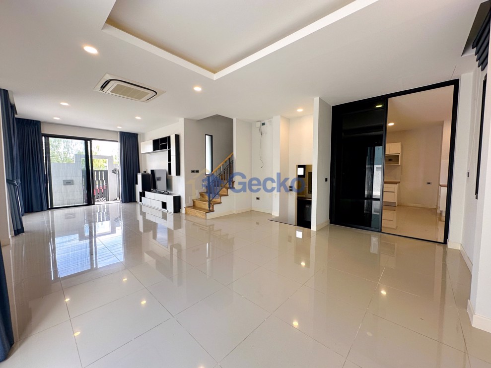 3 Bedrooms House in Patta Ville  East Pattaya H011810 (Photo 3)