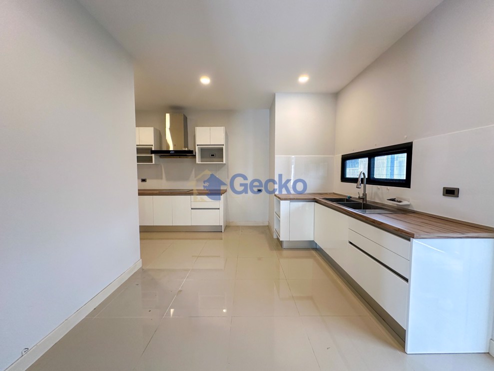 3 Bedrooms House in Patta Ville  East Pattaya H011810 (Photo 4)