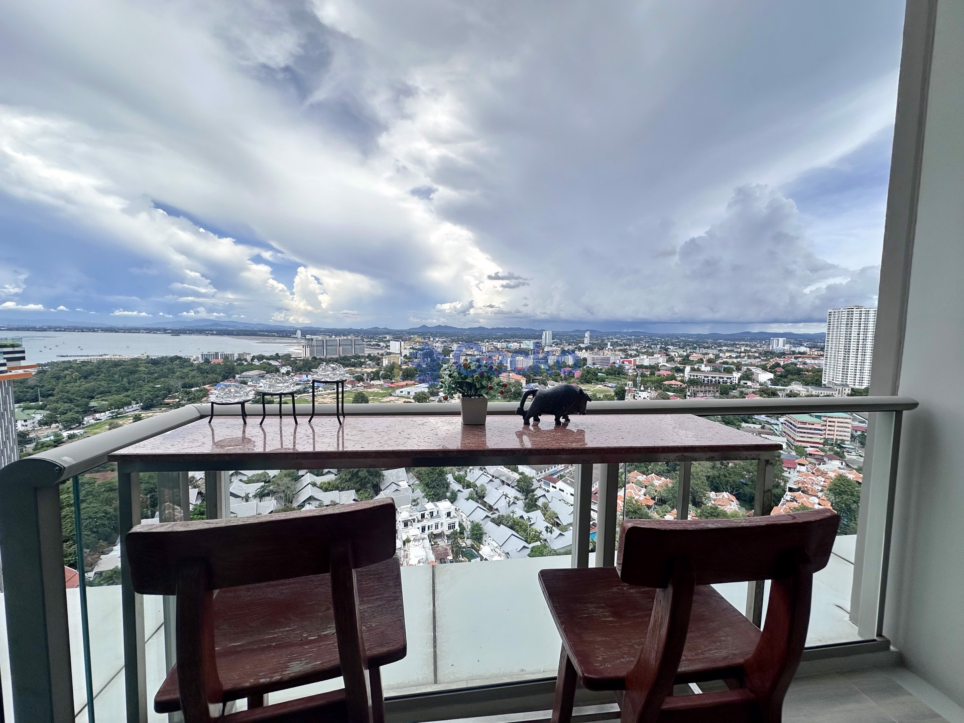 1 ห้องนอน คอนโดมิเนี่ยม in The Riviera Wongamat วงศ์อมาตย์ C011811