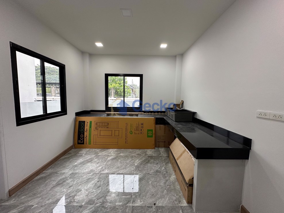 3 Bedrooms House  East Pattaya H011934 (Photo 1)