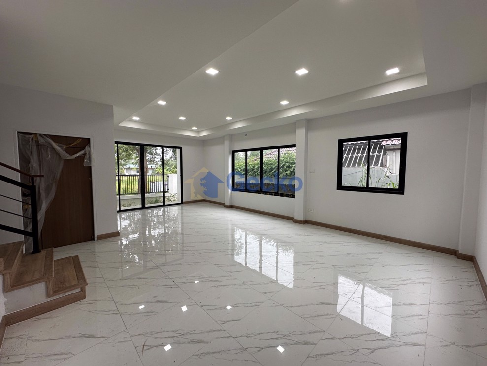3 Bedrooms House  East Pattaya H011934 (Photo 2)