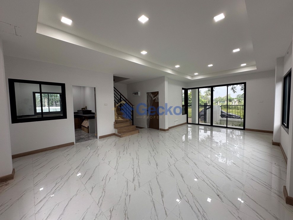 3 Bedrooms House  East Pattaya H011934 (Photo 3)