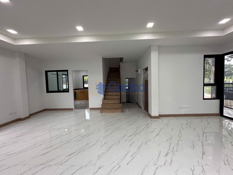 3 Bedrooms House  East Pattaya H011934 (Photo 4)