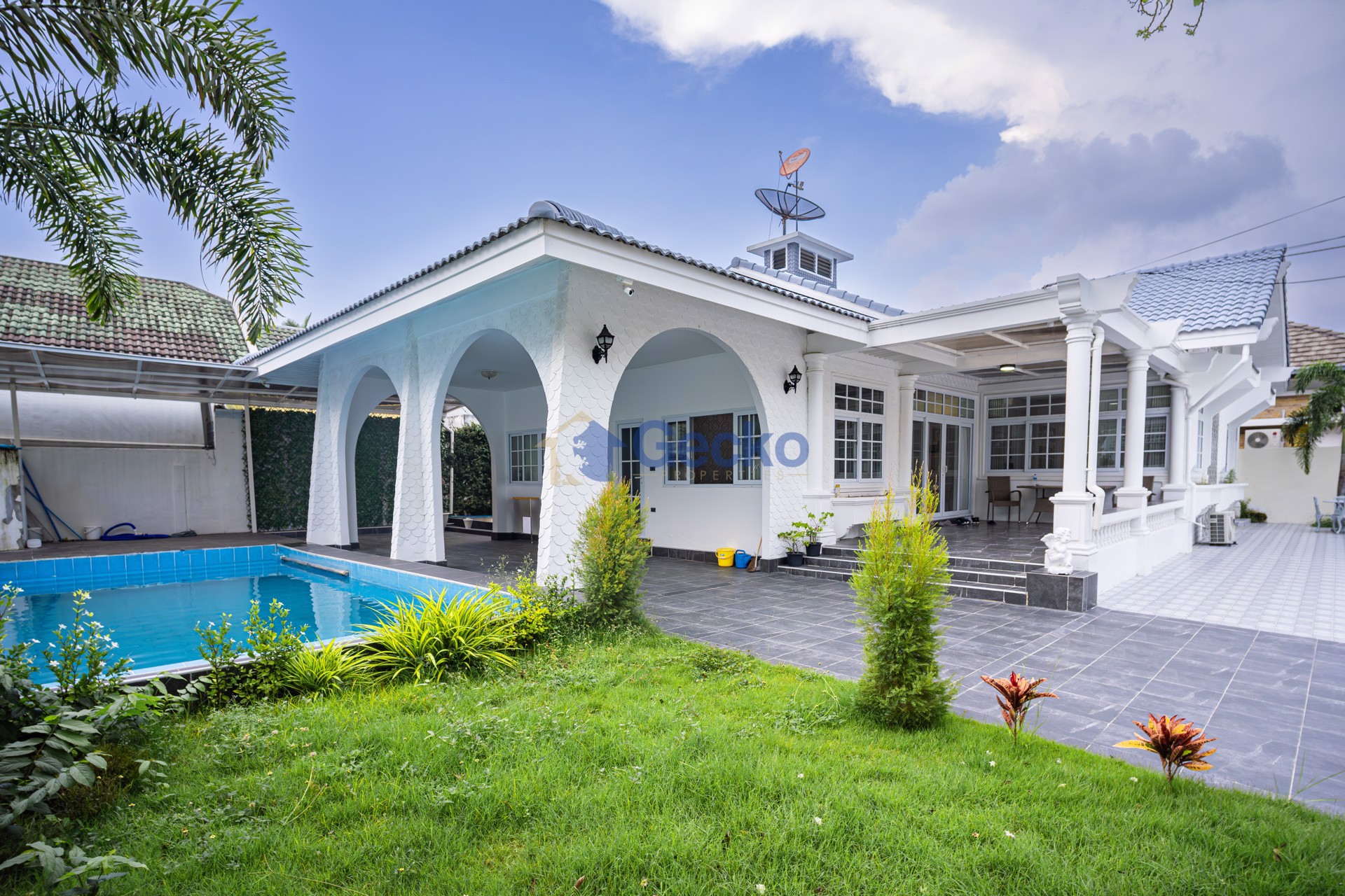 4 Bedrooms House in Jomtien Condotel  Jomtien H011983