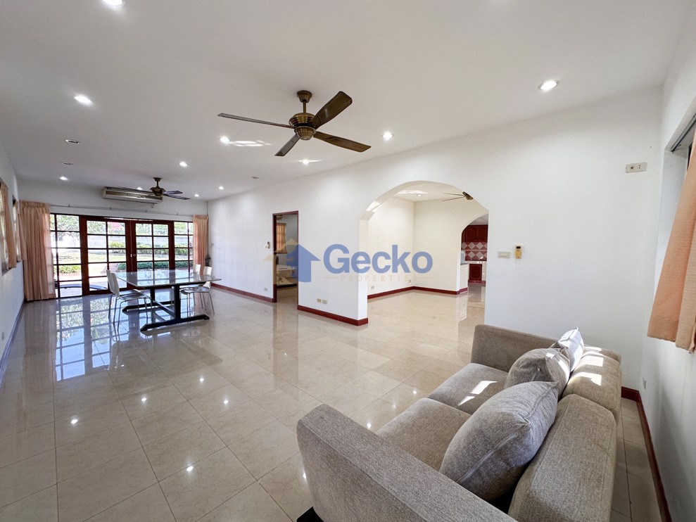 5 ห้องนอน บ้าน in The Regent Estate Village  พัทยาตะวันออก H012065 (Photo 4)