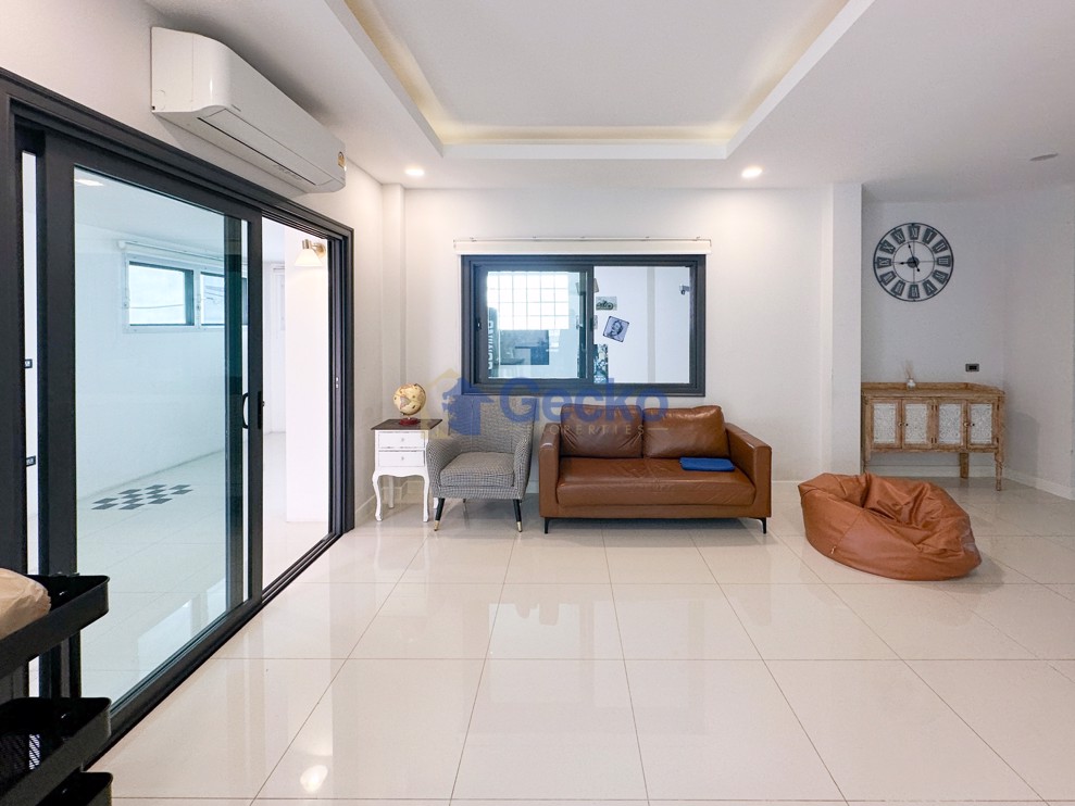 3 ห้องนอน บ้าน in Patta Prime  พัทยาตะวันออก H012087 (Photo 2)