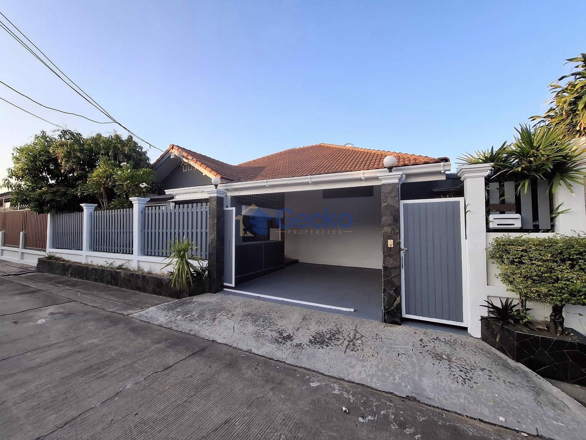 3 ห้องนอน บ้าน in บ้านคูนสุข 1  บางเสร่ H012120
