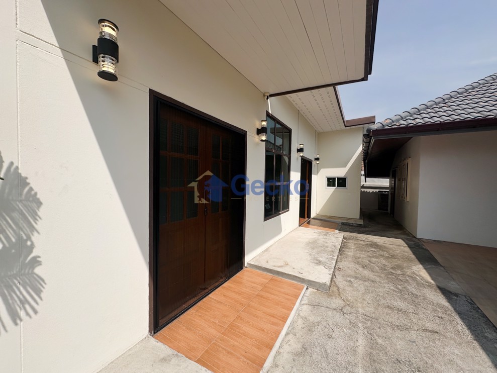 4 Bedrooms House in Grand Lotus Place  Jomtien H012128 (Photo 2)