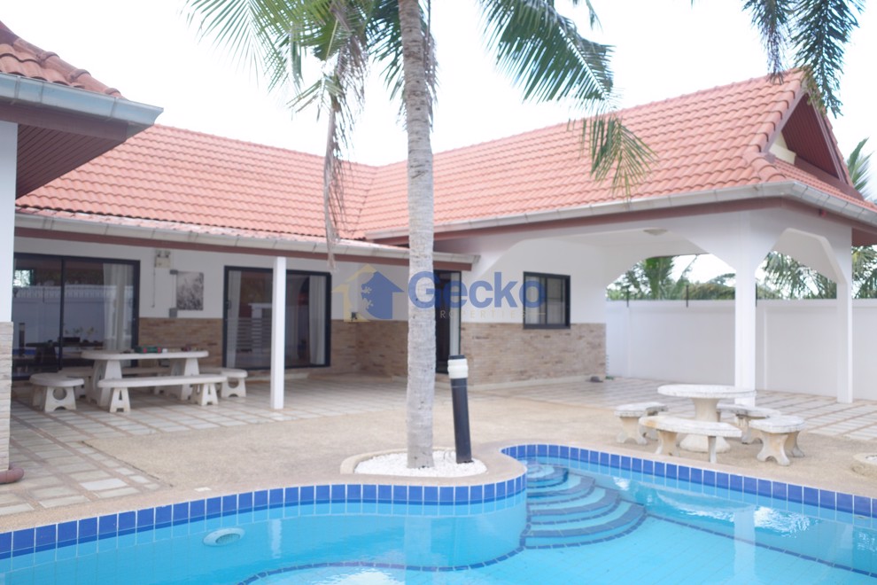 3 Bedrooms House  East Pattaya H012129 (Cover Photo)