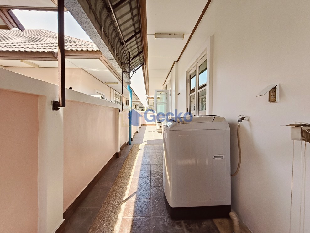 3 Bedrooms House in Ruen Pisa Village   East Pattaya H012139 (Photo 4)