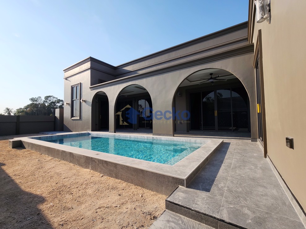 3 Bedrooms House  East Pattaya H012173 (Photo 1)