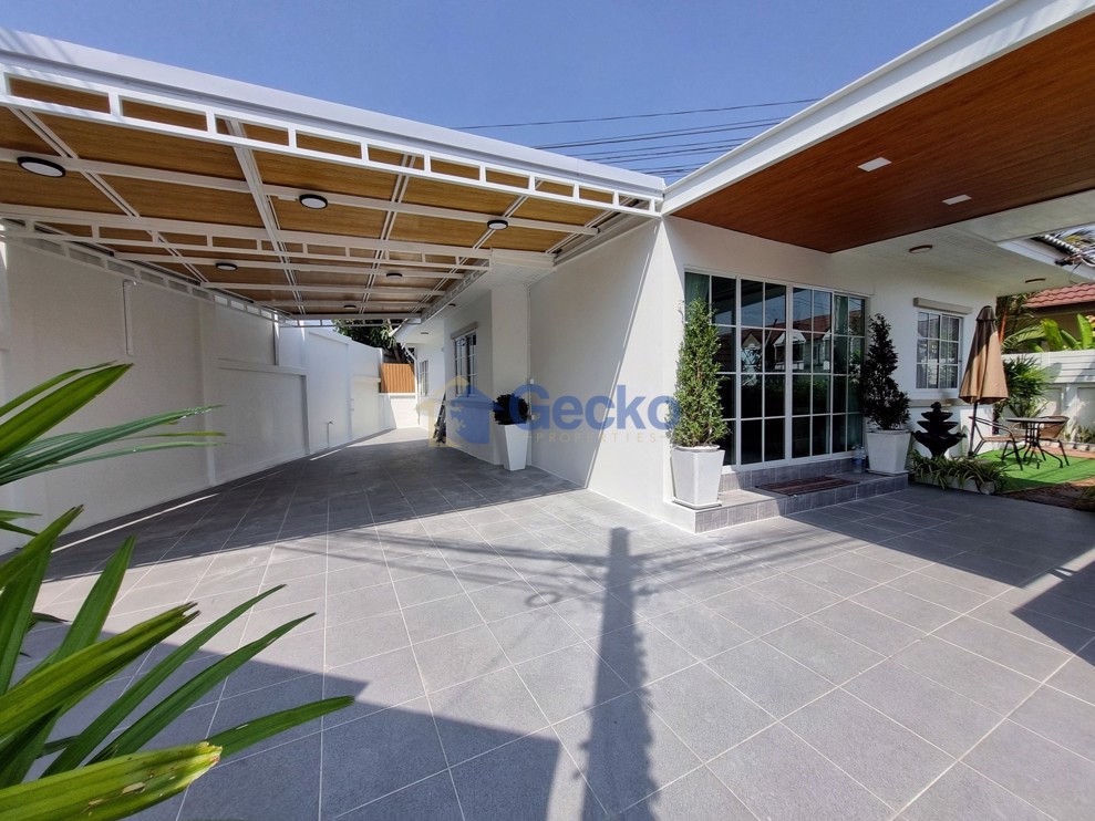 3 Bedrooms House in Ngam Charoen 7  East Pattaya H012214 (Cover Photo)