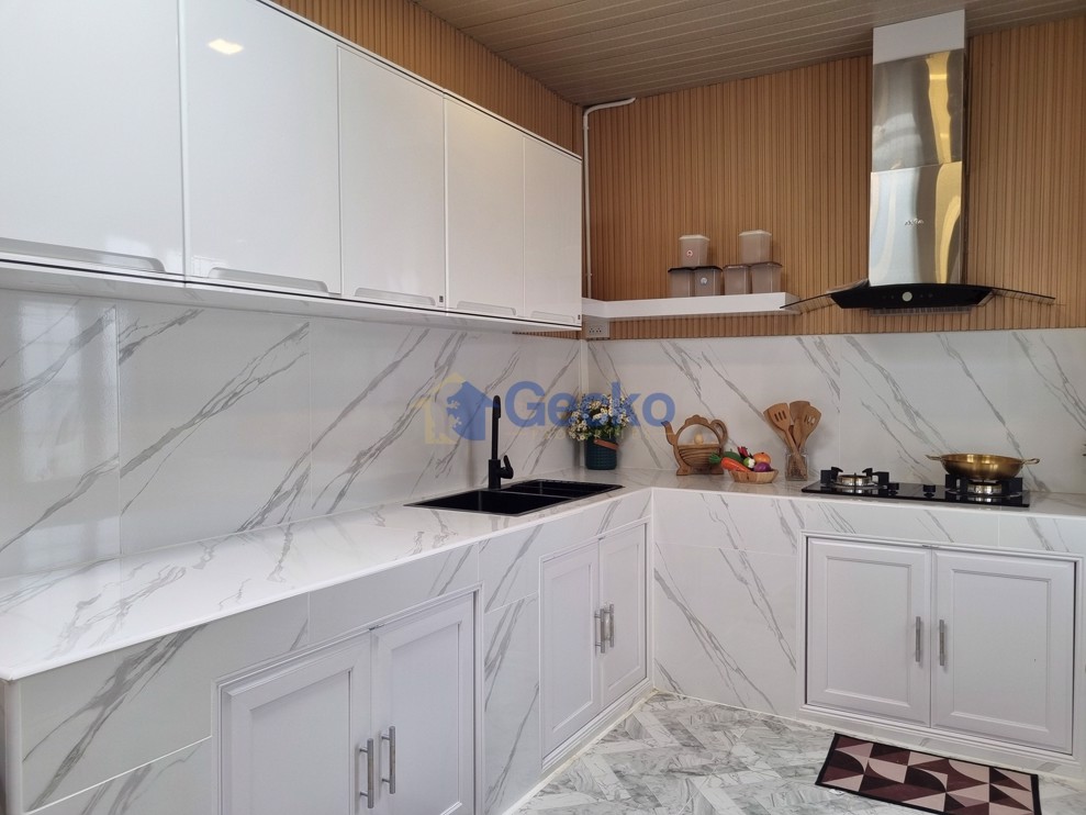 3 Bedrooms House in Ngam Charoen 7  East Pattaya H012214 (Photo 3)