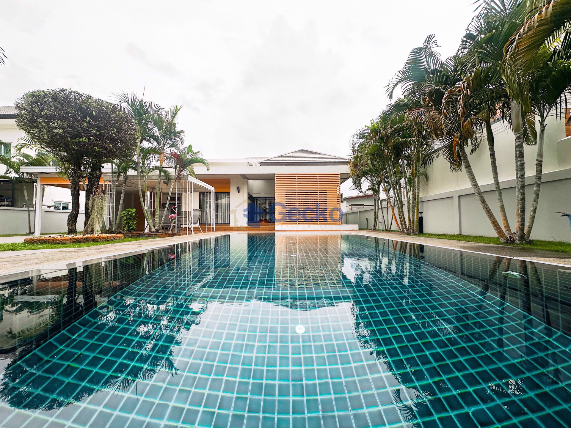 3 Bedrooms House in Patta Village  East Pattaya H009100