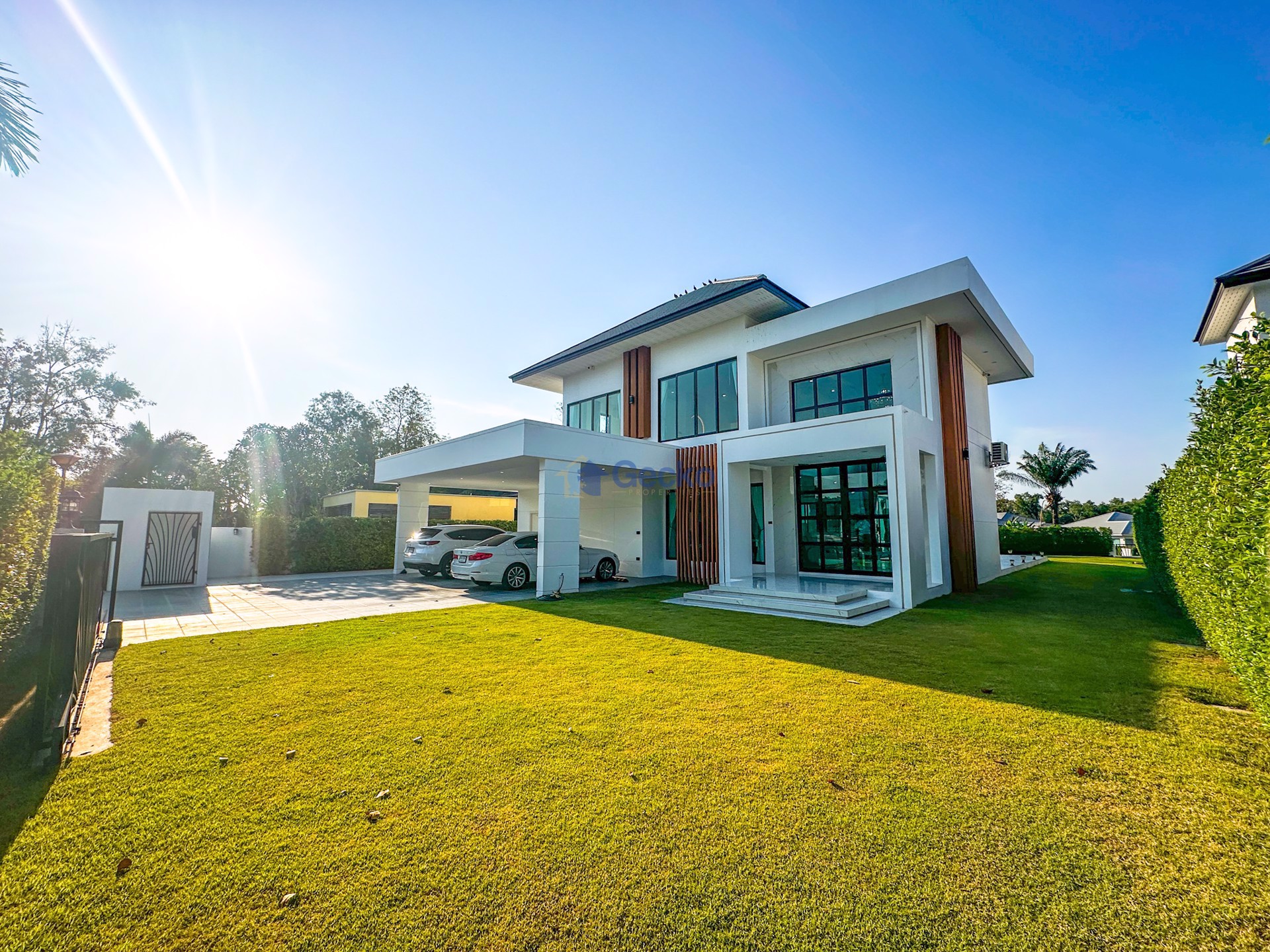 4 Bedrooms House in The Village At Horseshoe Point  East Pattaya H012252