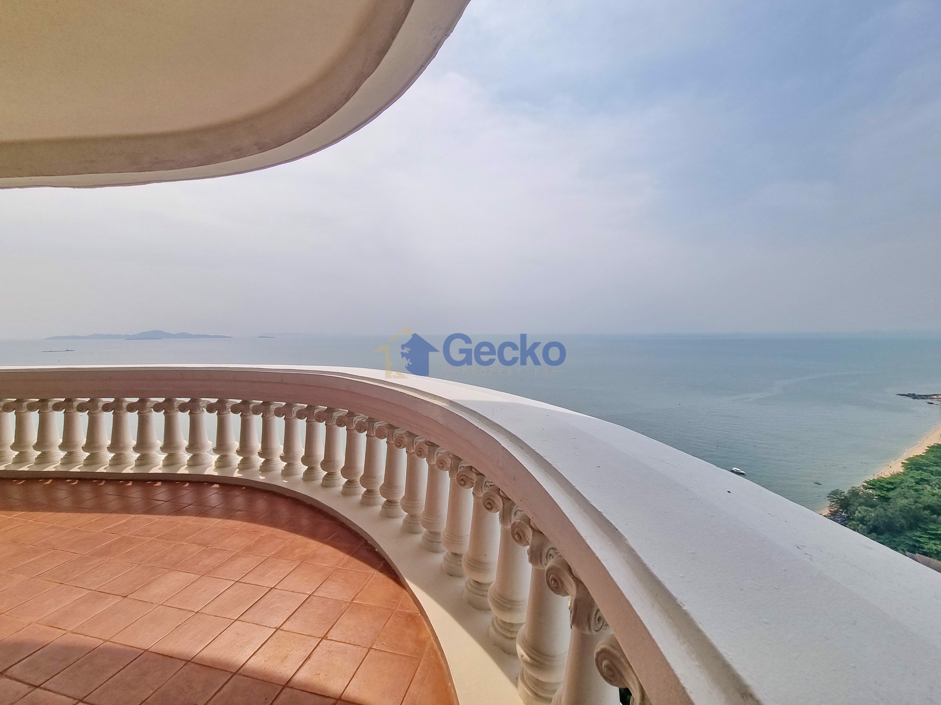 2 Bedrooms Condo in Sky Beach Wongamat C012286