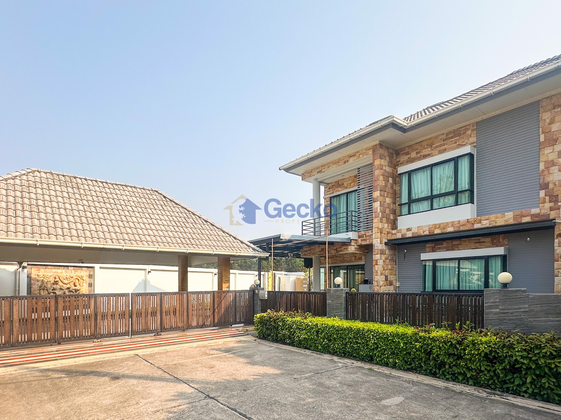 3 Bedrooms House in Patta Village  East Pattaya H012284