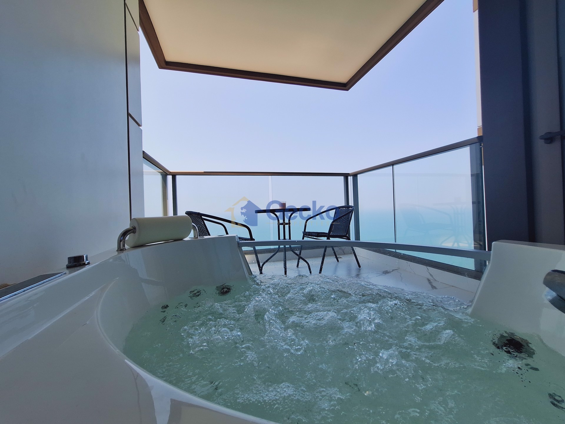3 Bedrooms Condo in Copacabana Beach Jomtien C012316