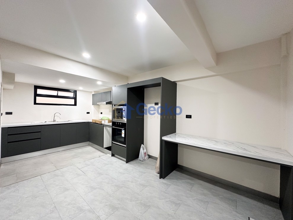 4 ห้องนอน บ้าน  พัทยากลาง H012324 (Photo 2)